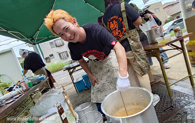 社長がラーメン作っている