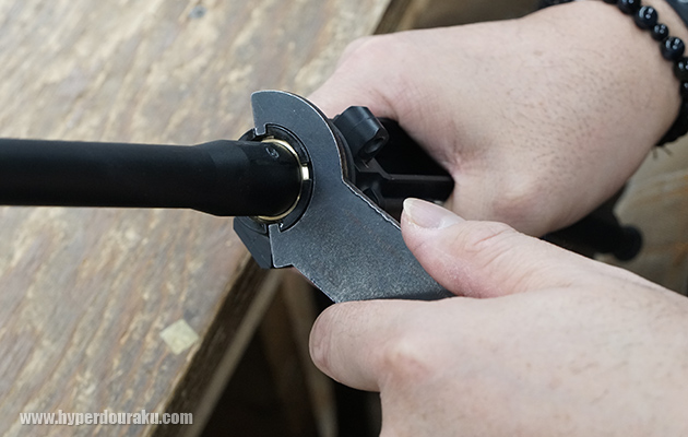 バレルナットを専用の工具で