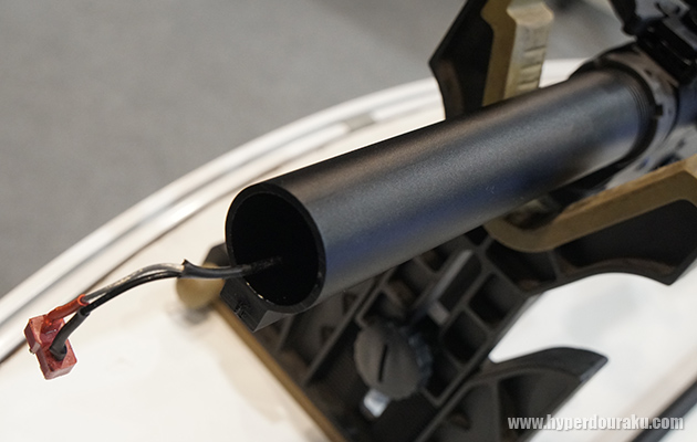 バッテリーはバッファチューブ内