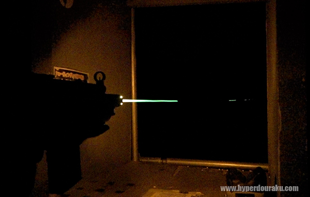 マズルフラッシュが周囲を照らす