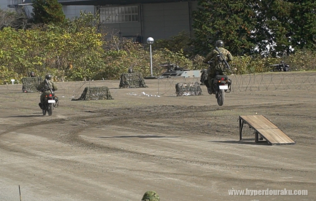 偵察バイクが飛んだり