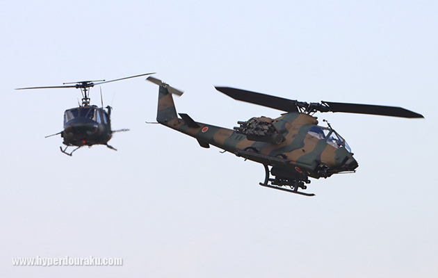 コブラが、UH-1と連なって飛行