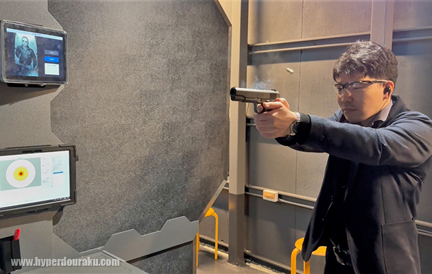 モデルガンを撃つ