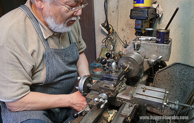 店長自ら旋盤で加工