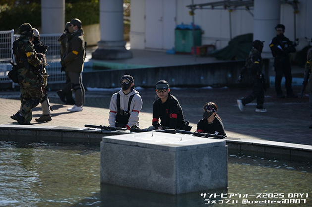 脱出したチームメイトは見守る