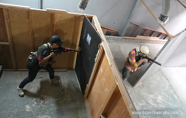 ドア越しの緊張